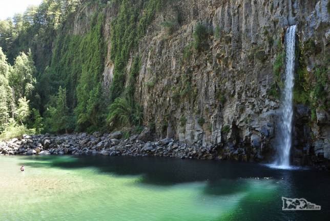 Aos poucos, o sol vai iluminando e esquentando a enorme piscina natural sob o Salto La Leona, no Parque Nacional Radal Siete Tazas, no centro-sul do Chile